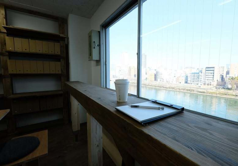 レトロビルに御堂筋を取り込んだオフィス